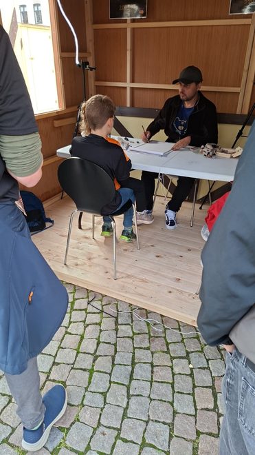 Caricaturistul desenând la Fantasyfestival Esbjerg