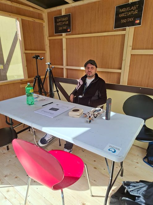 Artistul la standul de caricatură de la Fantasyfestival Esbjerg